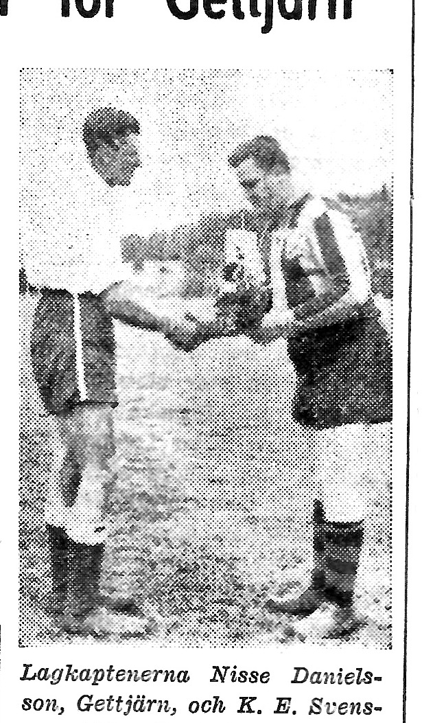 Kaptenerna Nisse Danielsson (Gettjärn) och K. E. Svensson skakar hand inför föreningens 10-årsjubileum 1956. (Ur Nisse Danielssons pärm.)