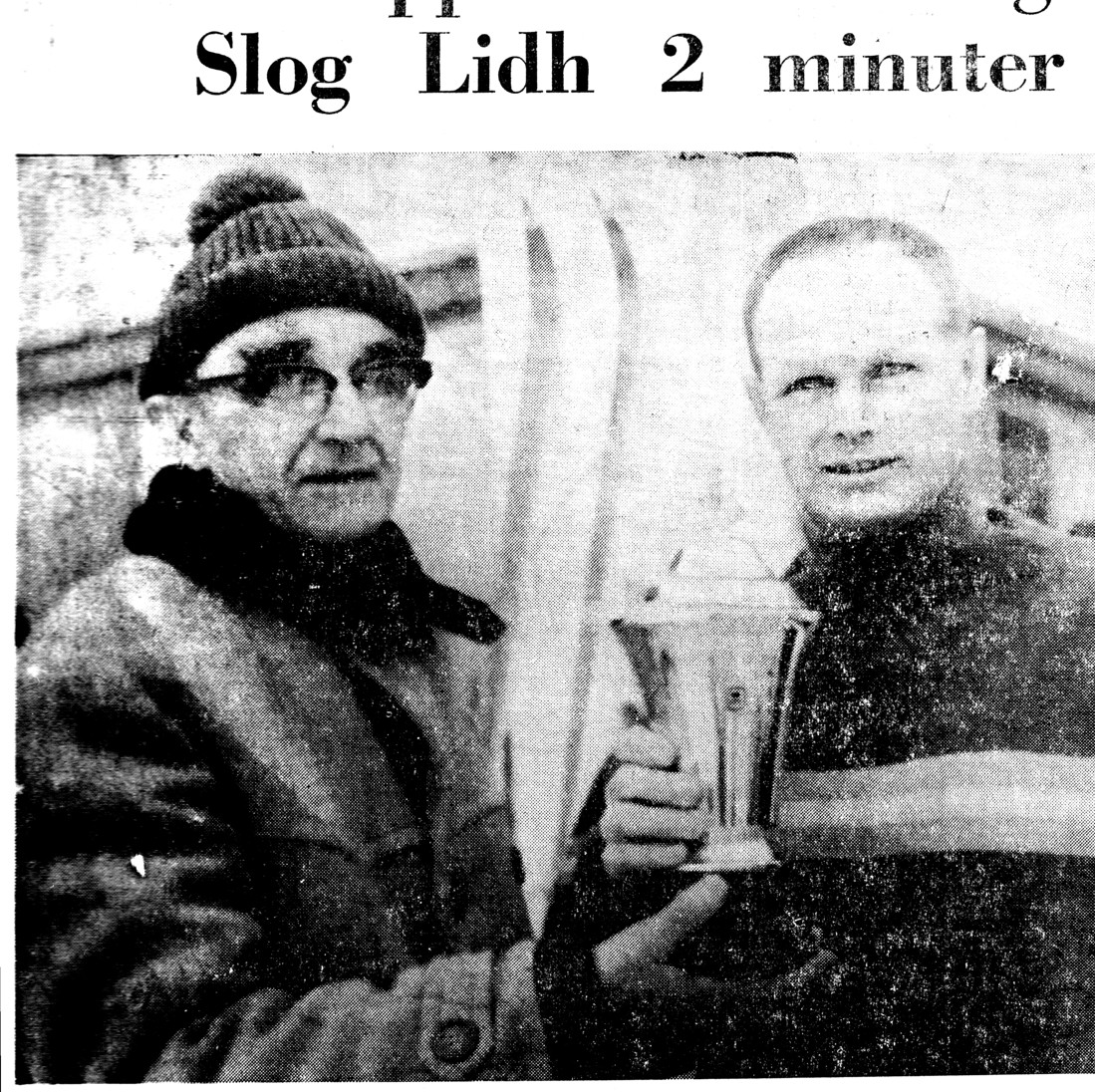 Lars ”Finnskogalasse” Olsson (till höger) mottar vandringspriset i Klättenrännet av Vilhelm Larsson, sedan han vunnit det för tredje gången och fick behålla det för alltid. Årtal sannolikt 1967 (ej bekräftat av årtalsanteckning på urklippet). (Ur Nisse Danielssons pärm.)